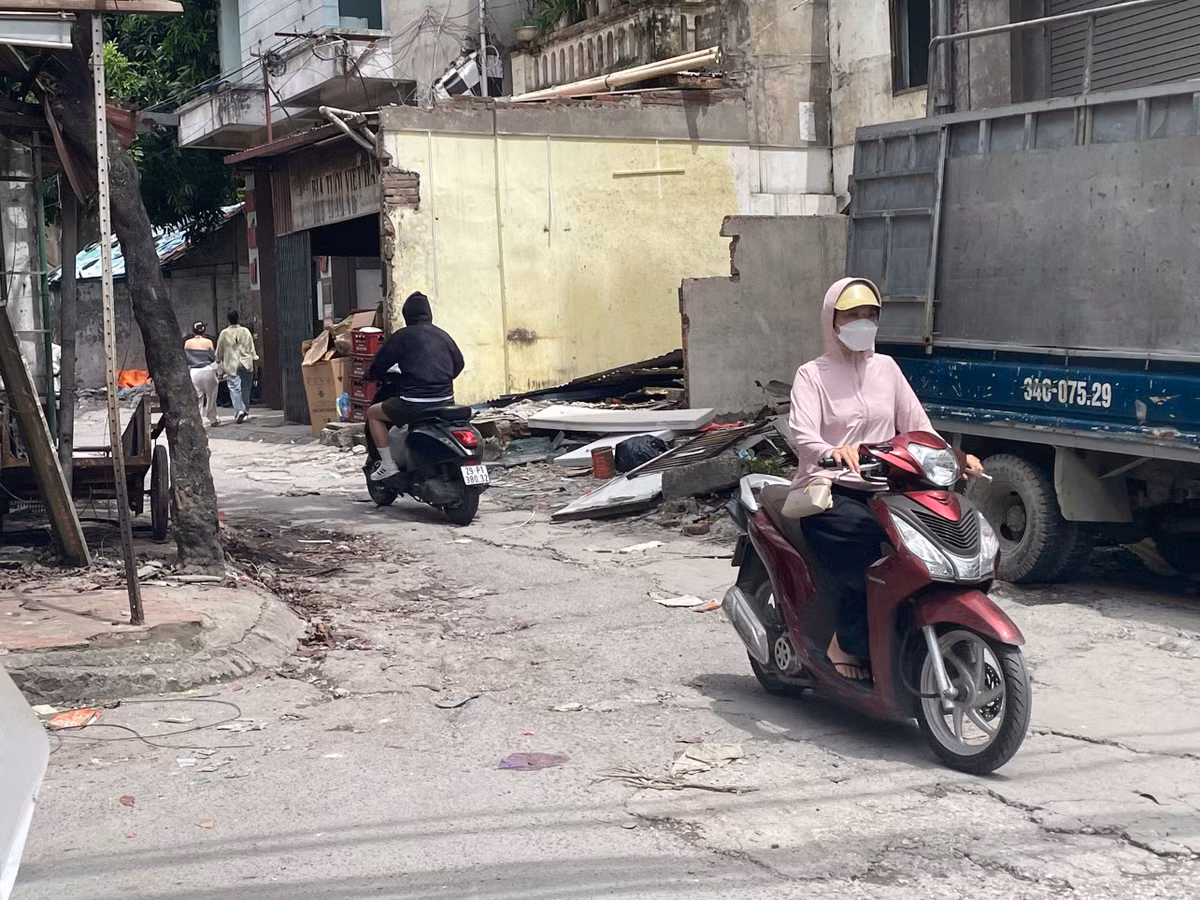 Theo các thông tin được công bố, dự án cải tạo, mở rộng ngõ 381 Nguyễn Khang có chiều dài gần 400 m, đoạn từ phố Thành Thái đến phố Nguyễn Khang, sau khi hoàn thành sẽ có mặt cắt ngang khoảng 21,5 m, kết nối trực tiếp với tuyến Vành đai 2,5, góp phần giảm tải giao thông khu vực phía Tây Hà Nội.