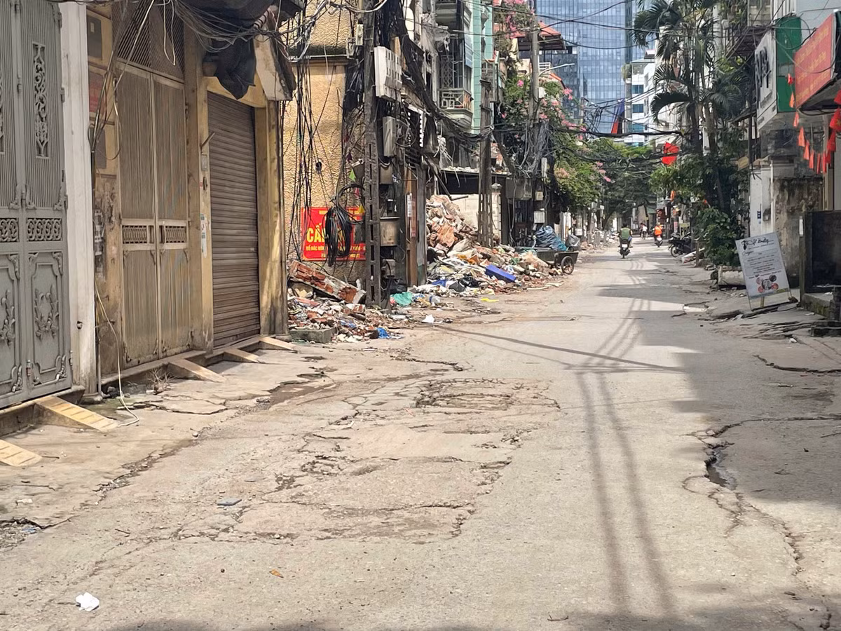 Theo ghi nhận của báo chí, chính tình trạng xuống cấp kéo dài đã khiến người dân gọi nơi đây là "con ngõ đau khổ". Không chỉ giao thông bị ảnh hưởng, hoạt động kinh doanh, sinh hoạt của hàng trăm hộ dân cũng gặp nhiều bất tiện.