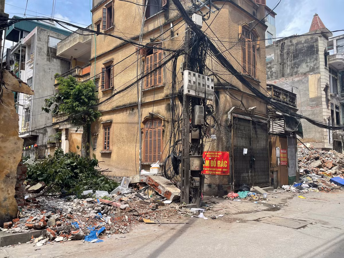 Nhiều thời điểm, đặc biệt vào giờ cao điểm hoặc giờ tan học của các trường trong khu vực, ô tô và xe máy nối đuôi nhau kéo dài hàng trăm mét. Có những đoạn hẹp đến mức hai ô tô gần như không thể tránh nhau, khiến ùn tắc trở thành hình ảnh quen thuộc đối với người dân nơi đây.