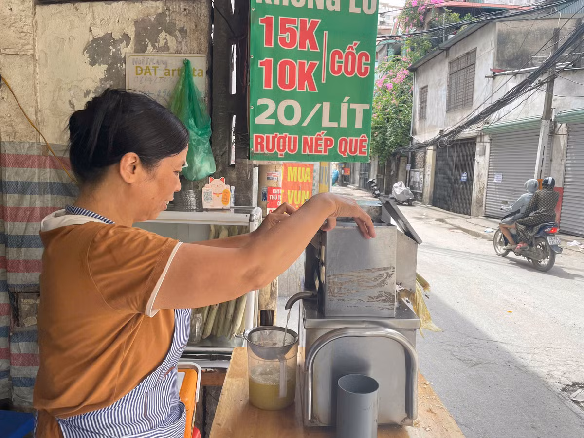 Chị Ngô Thị Thu Huyền, người dân sống tại đây cho biết: 'Khó khăn và mệt mỏi không chỉ ở việc chúng tôi đi lại hàng ngày, mà bụi bặm rồi an toàn giao thông không được đảm bảo. Thỉnh thoảng xe tải còn quệt cả vào người đi xe máy nếu đi ngược chiều'.