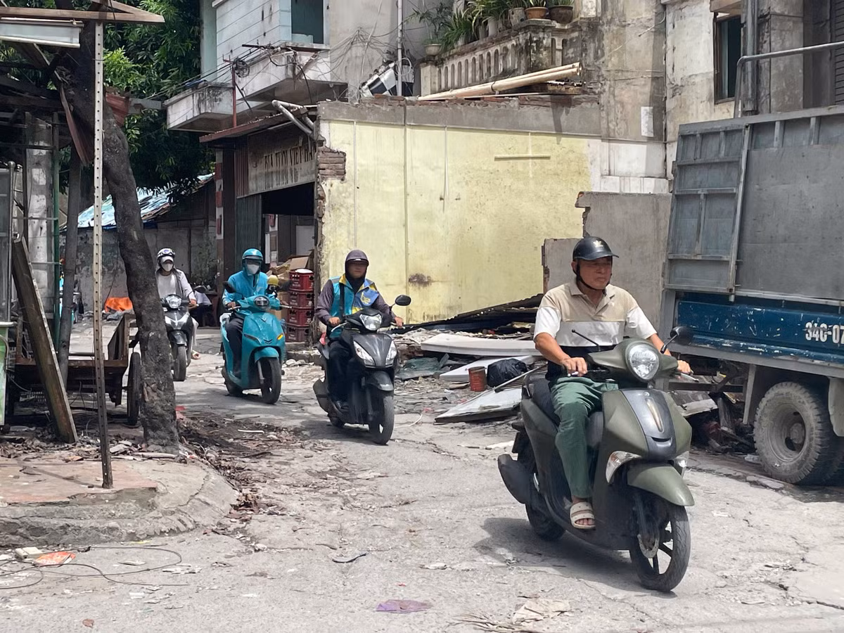 Suốt nhiều năm qua, ngõ 381 Nguyễn Khang là tuyến kết nối quan trọng giữa các khu vực Thành Thái, Duy Tân, Xuân Thủy với đường Nguyễn Khang và đường Láng. Dù chỉ rộng khoảng 3–5 m, con ngõ mỗi ngày vẫn phải "gánh" lưu lượng lớn ô tô, xe máy và học sinh qua lại.