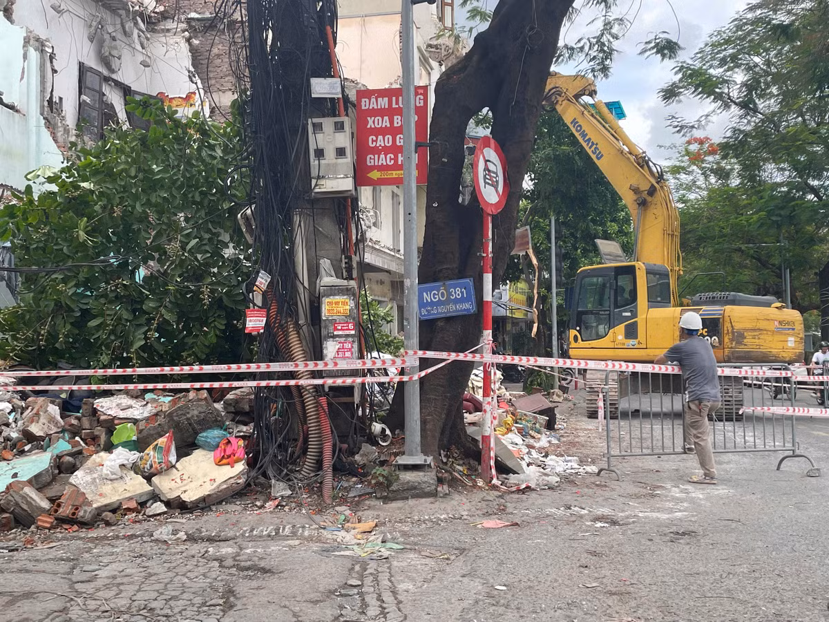 Hiện trường hôm nay vẫn còn bụi đất, gạch đá và tiếng máy móc thi công. Nhưng phía sau khung cảnh ngổn ngang ấy là kỳ vọng của người dân về một tuyến đường rộng rãi, an toàn và đồng bộ hơn trong tương lai. Với tiến độ giải phóng mặt bằng đang được đẩy nhanh, ngõ 381 Nguyễn Khang được kỳ vọng sẽ sớm khép lại hình ảnh của "con ngõ đau khổ" để trở thành một trục kết nối mới của khu vực Cầu Giấy.