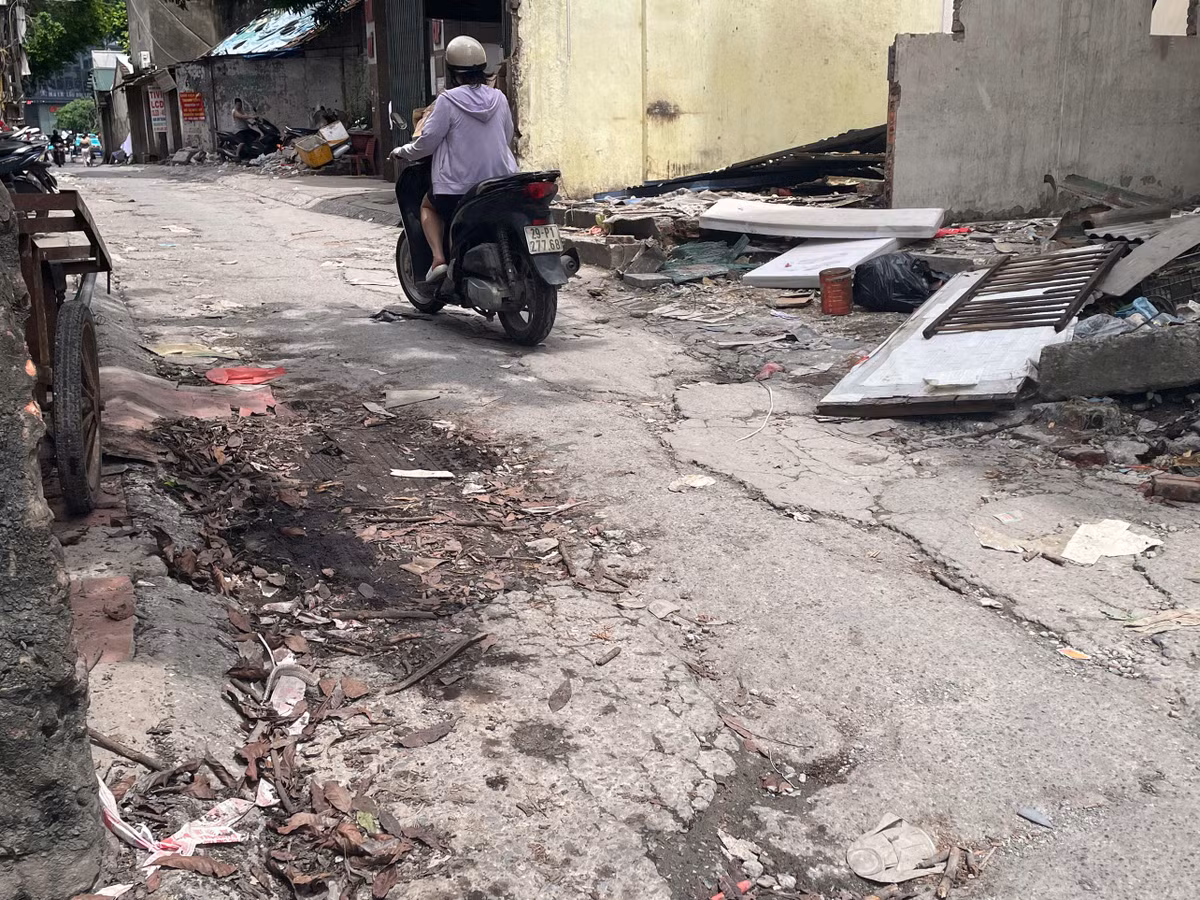 Bên cạnh phế liệu xây dựng, nhiều khu vực còn xuất hiện rác thải sinh hoạt bị đổ lẫn vào đống vật liệu sau tháo dỡ. Nếu không được thu gom kịp thời, các điểm tập kết này có nguy cơ trở thành bãi rác tự phát, ảnh hưởng đến môi trường và mỹ quan đô thị.