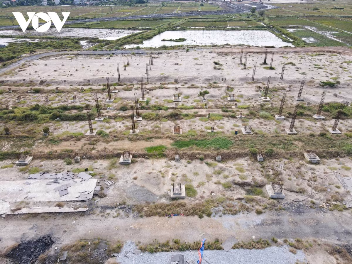 Mục tiêu quy hoạch thời kỳ 2021-2030 là cấp sân bay 4E (theo mã tiêu chuẩn của Tổ chức Hàng không dân dụng quốc tế - ICAO) có công suất khoảng 30 triệu hành khách/năm và 1,6 triệu tấn hàng hóa/năm; khai thác loại tàu bay B777, B787, A350, A321 và các tàu bay chuyên cơ, chuyên dùng khác.