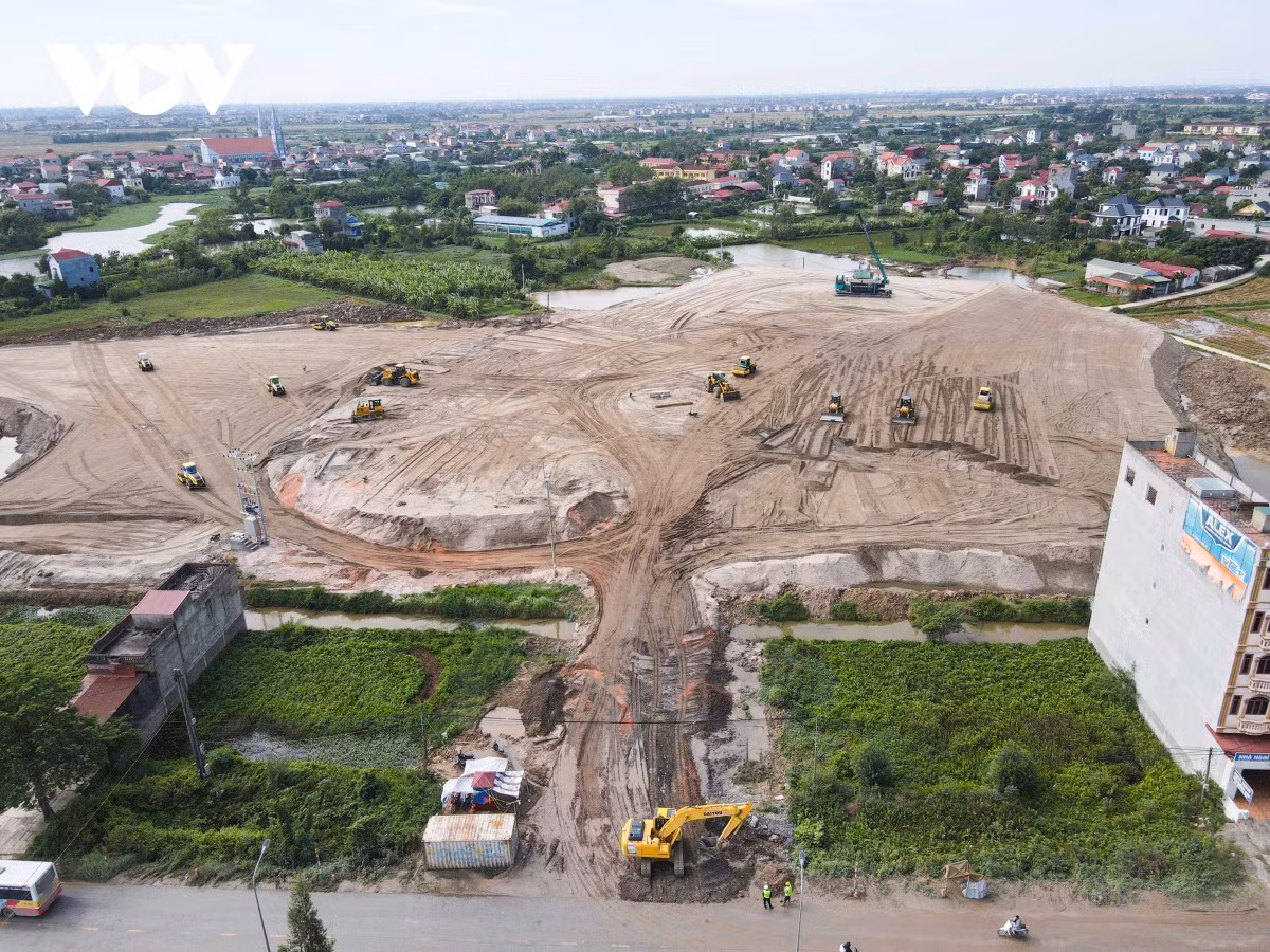 Khi triển khai dự án dự kiến kết nối bằng cao tốc và đường sắt đô thị, trở thành cửa ngõ hàng không mới của miền Bắc, bên cạnh sân bay Nội Bài. Tổng mức đầu tư khoảng 196.000 tỷ đồng (tương đương 7,5 tỷ USD), trong đó vốn giai đoạn 2021-2030 khoảng 161.600 tỷ đồng; dự án triển khai theo mô hình kết hợp vốn nhà nước và PPP.