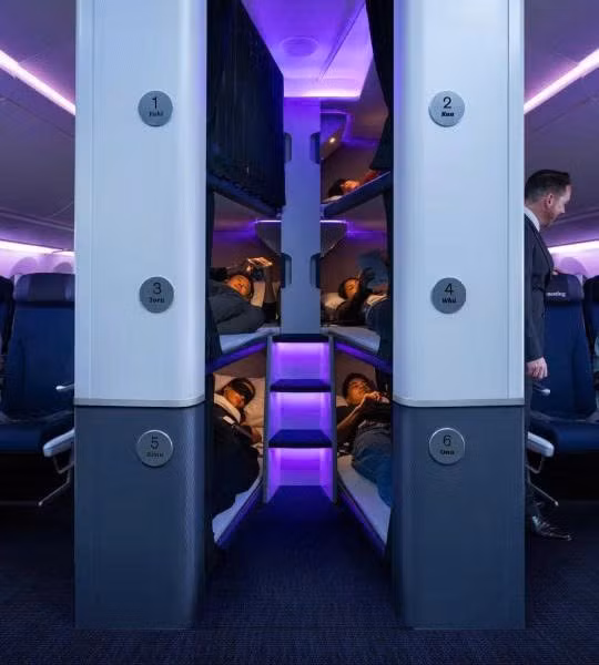 Theo công bố của Air New Zealand, Skynest gồm 6 khoang giường nằm, bố trí thành hai cụm ba tầng, đặt giữa khoang Premium Economy và Economy trên máy bay Boeing 787 Dreamliner, phục vụ những đường bay siêu dài như Auckland – New York, sau đó mới xem xét mở rộng sang các tuyến khác nếu nhận được phản hồi tích cực. Hãng kỳ vọng đây sẽ là lợi thế cạnh tranh trong bối cảnh các chuyến bay kéo dài trên 16 giờ ngày càng phổ biến. ﻿ Ảnh: Air New Zealand
