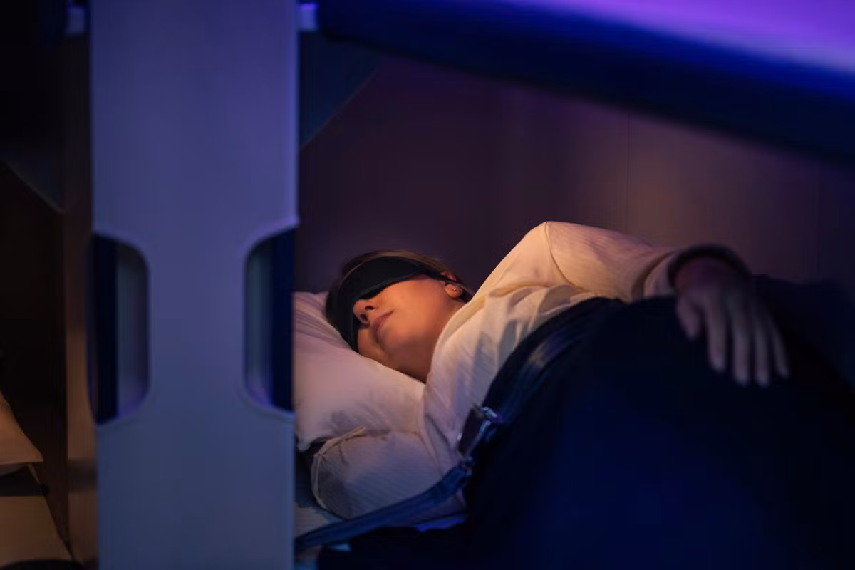 Trong chương trình của CNN, CEO Air New Zealand Nikhil Ravishankar cho biết các khoang Skynest được bố trí theo dạng hai cụm giường ba tầng hình chữ V. Ông giải thích tất cả hành khách sẽ bắt đầu và kết thúc phiên nghỉ cùng một thời điểm để đơn giản hóa việc vận hành, đồng thời nhấn mạnh rằng với những quốc gia xa xôi như New Zealand, đổi mới là điều kiện để cạnh tranh chứ không phải một dự án mang tính phô trương. ﻿ Ảnh: Air New Zealand