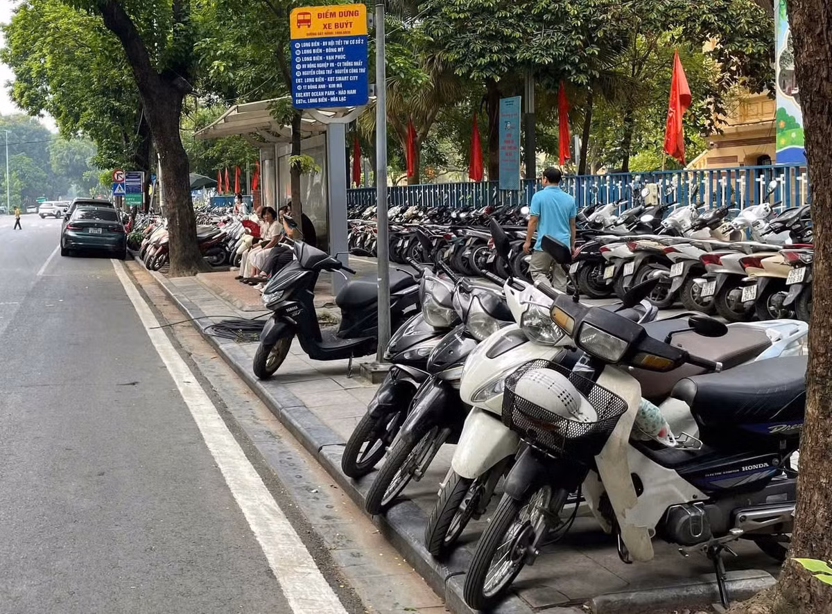 Theo phương án được công bố, danh sách các điểm gửi xe được xây dựng trên cơ sở hiện trạng từng tuyến đường, khoảng cách kết nối với các điểm dừng xe buýt và khả năng tiếp cận của người dân, nhằm hạn chế tình trạng người dân phải tìm kiếm chỗ gửi xe quá xa khu vực cần di chuyển, đồng thời giảm áp lực lên các tuyến phố trung tâm.