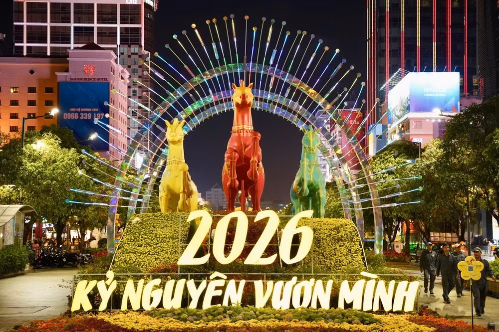 Linh vật ngựa tại cổng chào chính và đại cảnh “Giang sơn cẩm tú” tại khu vực cổng kết (giáp đường Tôn Đức Thắng) được giữ lại đến 21 giờ ngày 22-3.