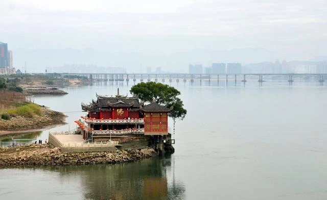 Khám phá ngôi chùa nổi giữa sông cực hút khách ở Trung Quốc