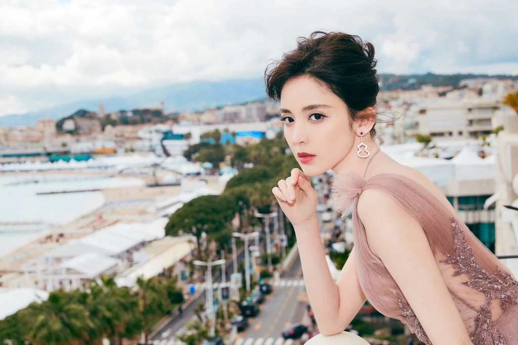 “Nhức mắt” gu thời trang gợi cảm của “mỹ nhân Tân Cương” Cổ Lực Na Trát