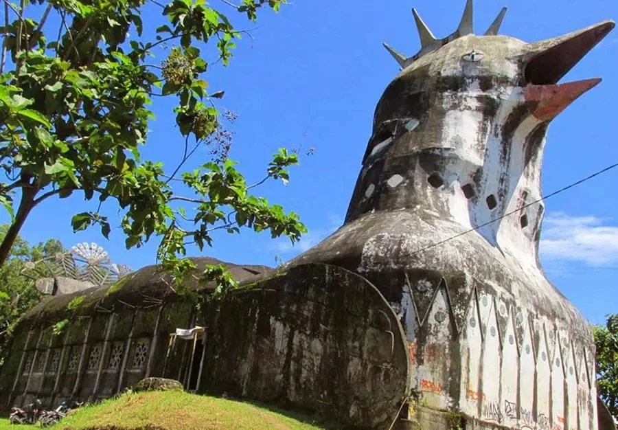 Khám phá bí ẩn bên trong nhà thờ Con Gà bỏ hoang ở Indonesia