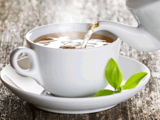 7. Thường xuyên uống trà có thể giảm 21% nguy cơ đột quỵ. Theo một nghiên cứu từ Trường Y khoa UCLA, việc nhấm nháp trà có thể giúp bảo vệ bạn khỏi nguy cơ đột quỵ đe dọa đến tính mạng. Các nhà nghiên cứu phát hiện ra rằng, những người uống ít nhất 3 cốc mỗi ngày có nguy cơ bị đột quỵ bằng 1/5 so với những người uống ít hơn 1 cốc. Cả 2 loại trà xanh và trà đen đều có nguồn gốc là thực vật chứa chất chống oxy hóa mạnh mẽ EGCG (epigallocatechin gallate) và axit amin theanine có thể bảo vệ các mạch và động mạch.