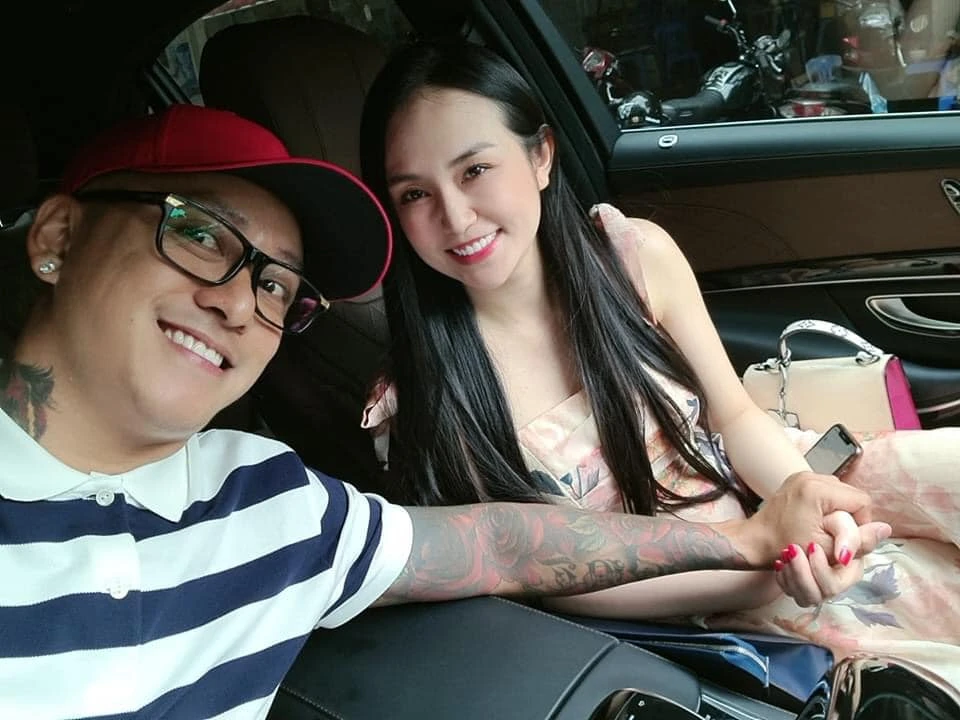 Bất ngờ hình ảnh bà xã Tuấn Hưng tận tình chăm sóc da cho chồng