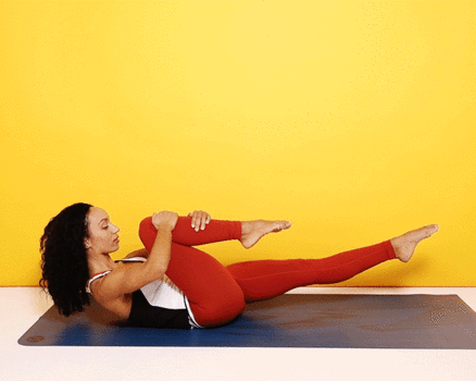 Bài tập số 3. Single Leg Stretch: Chuẩn bị ở tư thế nằm ngửa. Co hai đầu gối chạm ngực, đặt tay lên gối trước, nâng vai và cổ lên cao. thực hiện xen kẽ lần lượt từng chân. Giữ cho phần lưng dưới luôn chạm sàn.