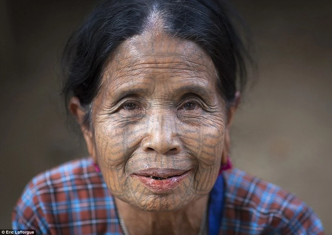 Lý giải tục xăm mặt kỳ lạ của phụ nữ bộ tộc ở Myanmar