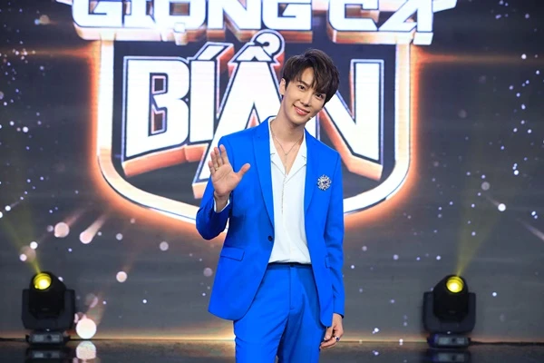"Chất lừ" gu thời trang của mỹ nam Hàn vừa tham gia gameshow Việt
