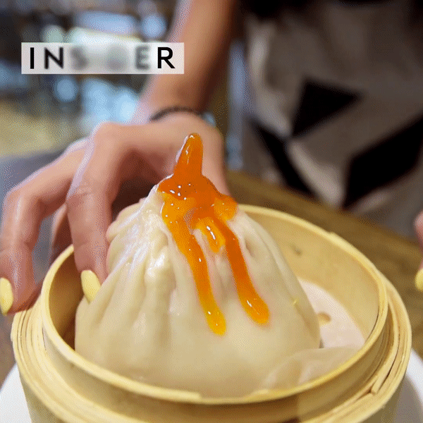 Bánh bao nước được làm từ những nguyên liệu giống như bánh bao thông thường nhưng thêm một thành phần rất đặc biệt, đó là "thạch da lợn".