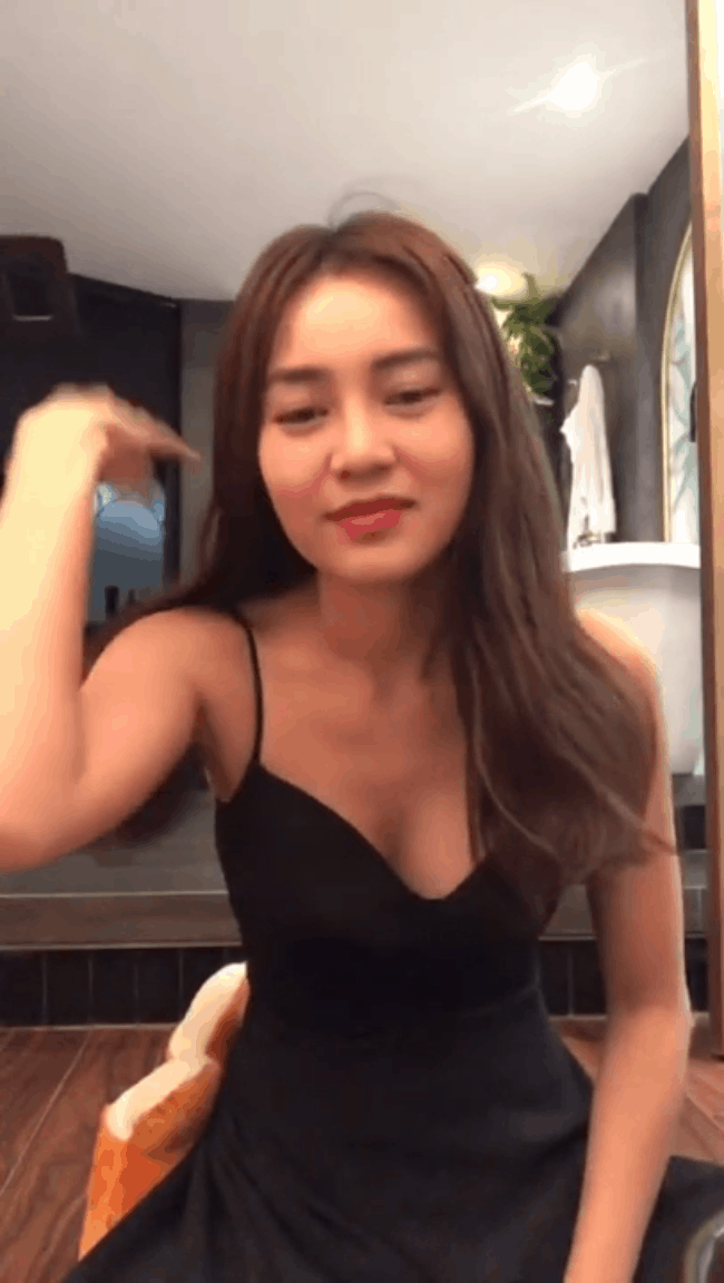 Một lần khác, mỹ nhân "Gái già lắm chiêu" cũng gặp sự cố vì diện trang phục hớ hênh khi livestream. Vì phần cổ áo rộng, cô vô tình lộ điểm nhạy cảm khi cúi người về phía trước.