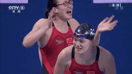 Cô nàng không ngại thể hiện cảm xúc vui sướng ở bất kỳ khoảnh khắc nào.