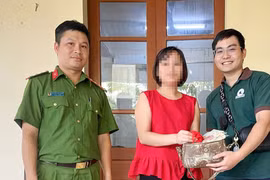 Nhặt được túi tiền vàng trong lũ, người đàn ông trả cho chủ nhân
