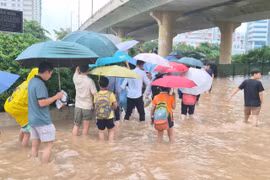 [GALLERY] Hà Nội ngập sâu, giao thông tê liệt sau trận mưa lớn
