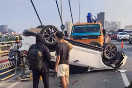Vụ tai nạn liên hoàn trên cầu Nhật Tân 4 xe hư hỏng, một người bị thương nhẹ