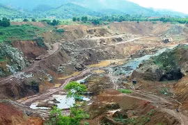 Bãi thải mỏ sắt ở Thái Nguyên bị nứt, người dân nhanh chân di dời