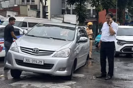 Xe ô tô 7 chỗ bất ngờ sụt xuống "hố tử thần" trên phố Hà Nội