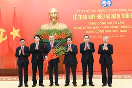 Tổng Bí thư Tô Lâm nhận Huy hiệu 45 năm tuổi Đảng