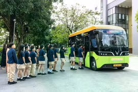 Thấy gì việc Quảng Ninh miễn phí xe buýt điện đưa đón học sinh