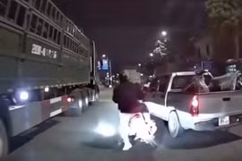 Xác minh vụ xe bán tải 'tạt đầu' xe máy suýt gây tai nạn chết người