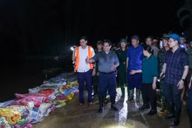 Thủ tướng thị sát, chỉ đạo ứng phó ngập lụt trong đêm ở Hà Nội