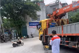 Va chạm xe ô tô cẩu, người phụ nữ đi xe đạp tử vong 