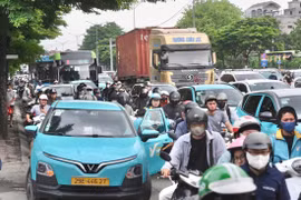 Người lao động 'chen chân' về Hà Nội sau kỳ nghỉ 4 ngày