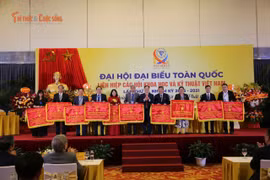 Báo Tri thức và Cuộc sống cùng 9 tập thể được tặng Cờ thi đua xuất sắc tại Đại hội IX Liên hiệp Hội Việt Nam