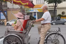 Xích lô 'độ' điện tung hoành phố cổ Hà Nội