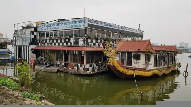 Từ xa hoa, lộng lẫy, du thuyền thành sắt vụn phế thải án ngữ hồ Tây