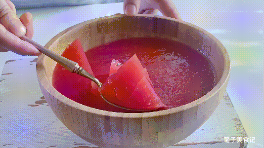 Cuối cùng, cho sương sa dưa hấu vào tô, thêm siro bạc hà vào trộn đều là đã có món tráng miệng tuyệt vời cho mùa hè rồi.