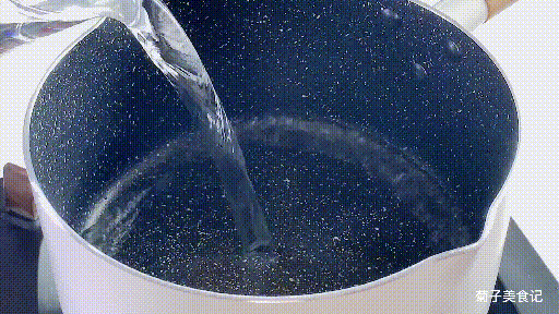 Bước 3: Chuẩn bị một nồi nhỏ và thêm 300ml nước, cho sợi thạch Agar đã ngâm vào nồi, đun ở lửa vừa và nhỏ cho đến khi thạch tan hết.