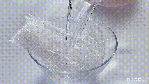 Bước 1: Sợi thạch Agar ngâm trong nước ấm 30 phút cho mềm, dùng thìa múc dưa hấu cho vào máy xay và xay thành nước dưa hấu.