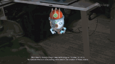 Sau nhiều tháng chờ đợi và được rót đầu tư hàng trăm triệu đô, cuối cùng Magic Leap cũng cho ra đời công nghệ thực tế ảo siêu việt. Trong ảnh là một chú rô bốt nhỏ cực sống động của công nghệ Magic Leap.
