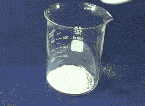 Bức ảnh động khoa học ấn tượng này là phản ứng hóa học tuyệt vời giữa natri polyacrylate và nước. Bởi natri polyacrylate có thể hấp thụ nước và tăng gấp 200 lần khối lượng của nó trong nước nên mới xảy ra hiện tượng thú vị này. (Nguồn Buzzfeed)