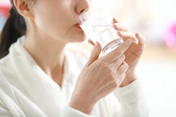 Uống nhiều nước sau khi tiêm vắc xin COVID-19, hiểu đúng khỏi rước họa