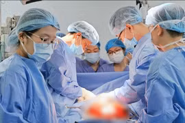 Tái tạo đường tiêu hóa cho bệnh nhân bị uống nhầm hóa chất tẩy bồn cầu