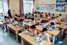 WHO đề xuất tiêu chuẩn mới cho bữa ăn học đường nhằm bảo vệ sức khỏe trẻ em