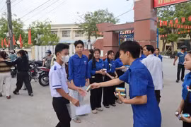 Thí sinh đến điểm dự thi. Ảnh GD&TĐ