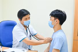 Phát hiện tràn khí trung thất tự phát ở người trẻ từ hiệu ứng Macklin