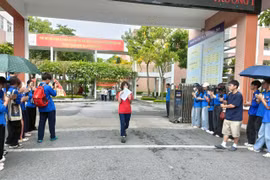 Thí sinh đầu tiên tại điểm thi Trường THPT Thạch Bàn rời điểm thi sáng nay, nhưng em cũng chưa tự tin lắm với bài thi tự chọn của mình.