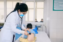 Ăn nhầm mì tôm tẩm thuốc diệt chuột, 2 bệnh nhi nhập viện cấp cứu